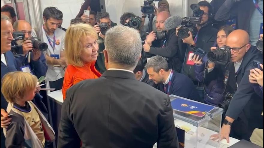 Joan Laporta acompaña a la mujer de Johan Cruyff, Danny