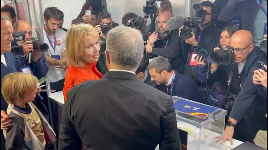 Joan Laporta acompaña a la mujer de Johan Cruyff, Danny