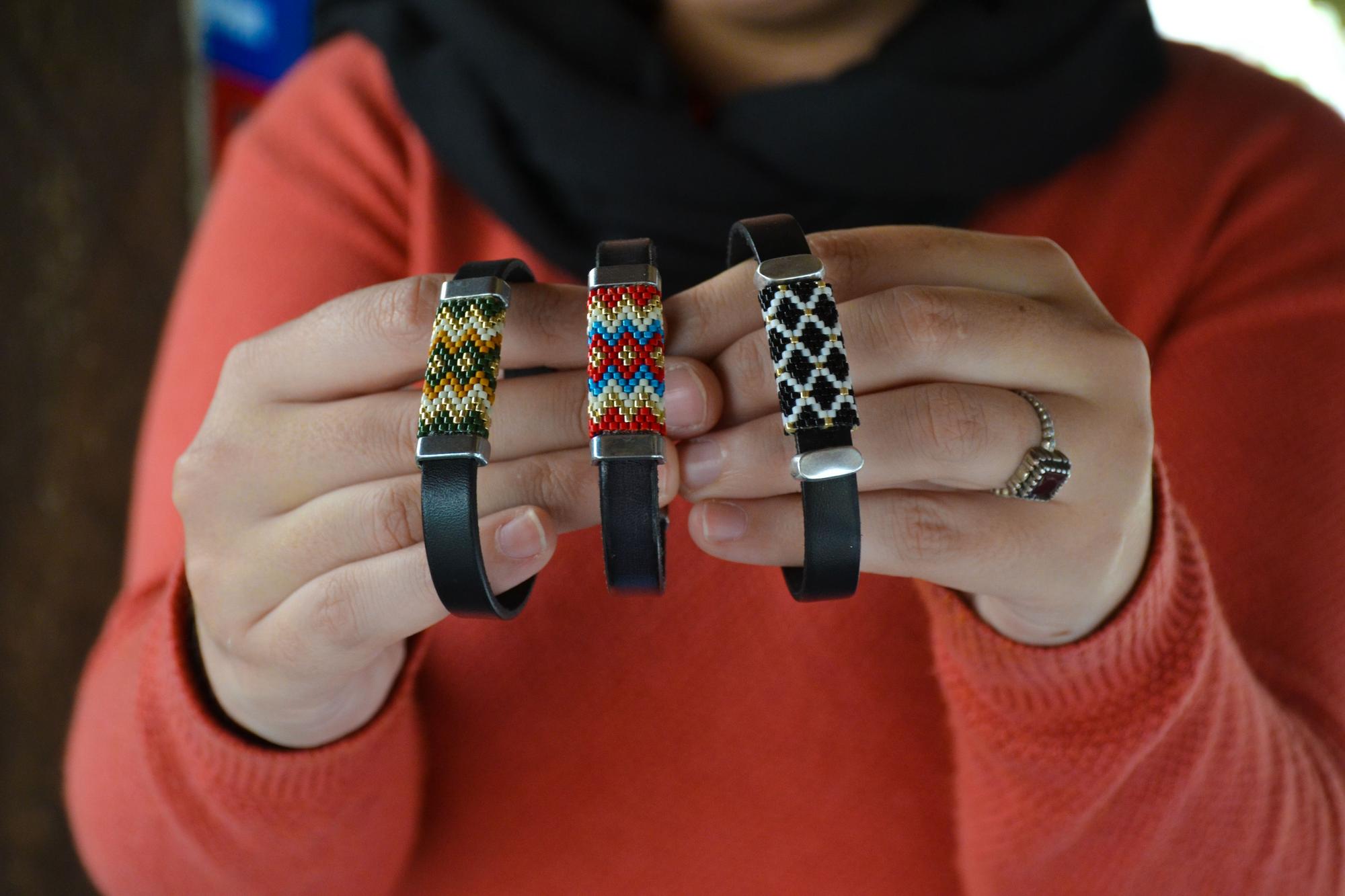 Algunas de las pulseras que realiza, con diseños bereberes y con protagonismo del cristal checo.