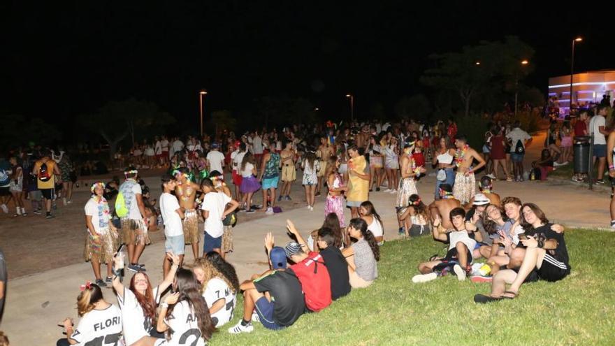 Imagen del botellón que se ha trasladado hasta la playa de Mil Palmeras en Pilar de la Horadada/Tony Sevilla