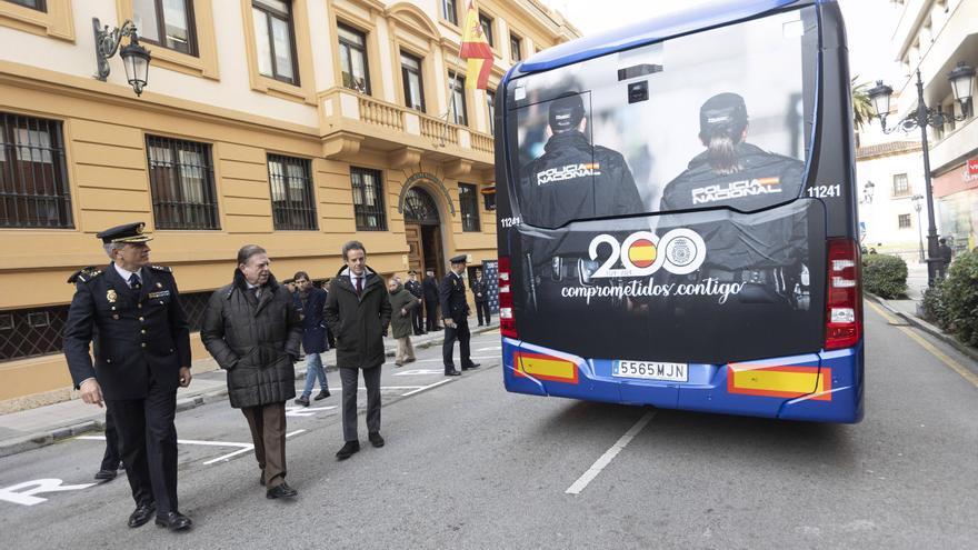 Así es el autobús de Oviedo que homenajea el bicentenario de la Policía Nacional
