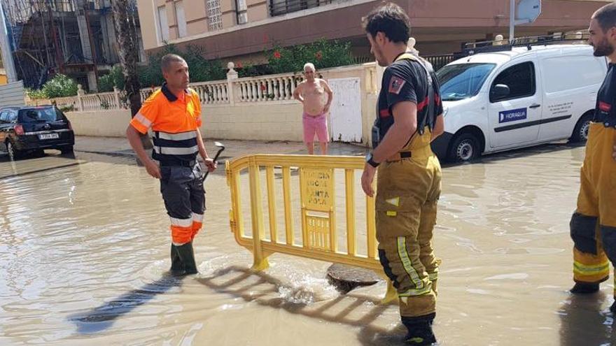 Los bomberos, en la avenida de Murcia, que ha quedado anegada en Santa Pola