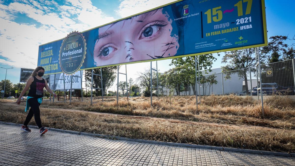 Valla publicitaria anunciando la celebración de la próxima Feria de la Belleza.