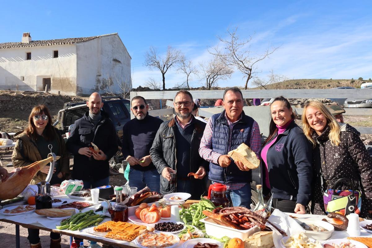 En los aledaños de la ermita grupos de familias y amigos se daban cita para dar cuenta de la mejor gastronomía lorquina.