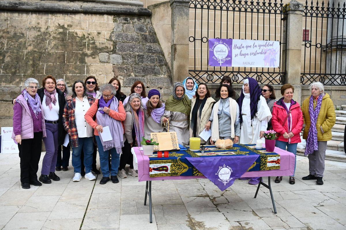 El movimiento de mujeres reunido hoy frente a la catedral de Badajoz.