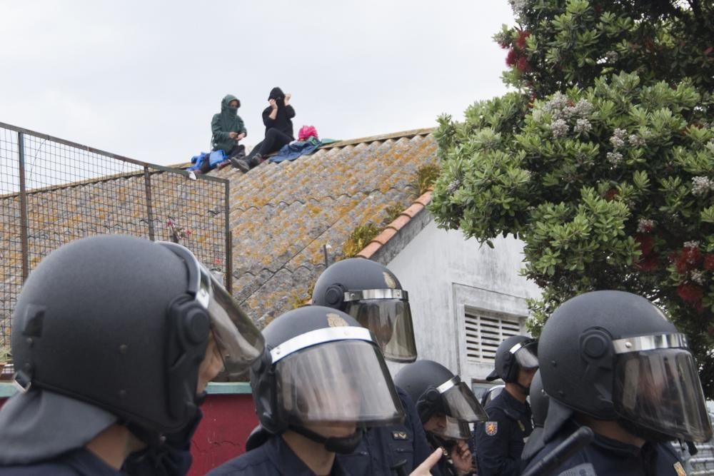 Unas 300 personas protestan en apoyo de los okupas, a los que el Concello impidió el paso a las naves