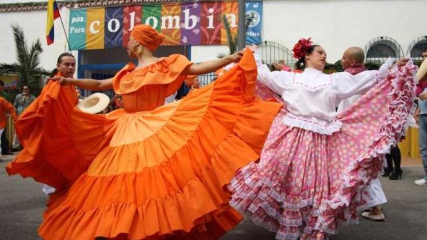 Colorido. Actuación de un grupo de baile colombiano.