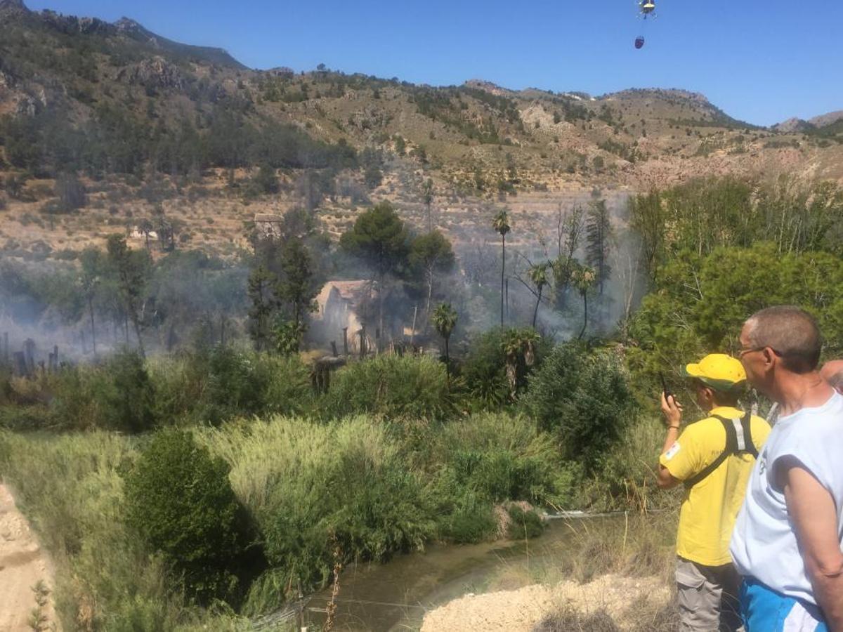Un incendio forestal en el Menjú de Cieza rodea un Un incendio forestal en el Menjú de Cieza rodea un
