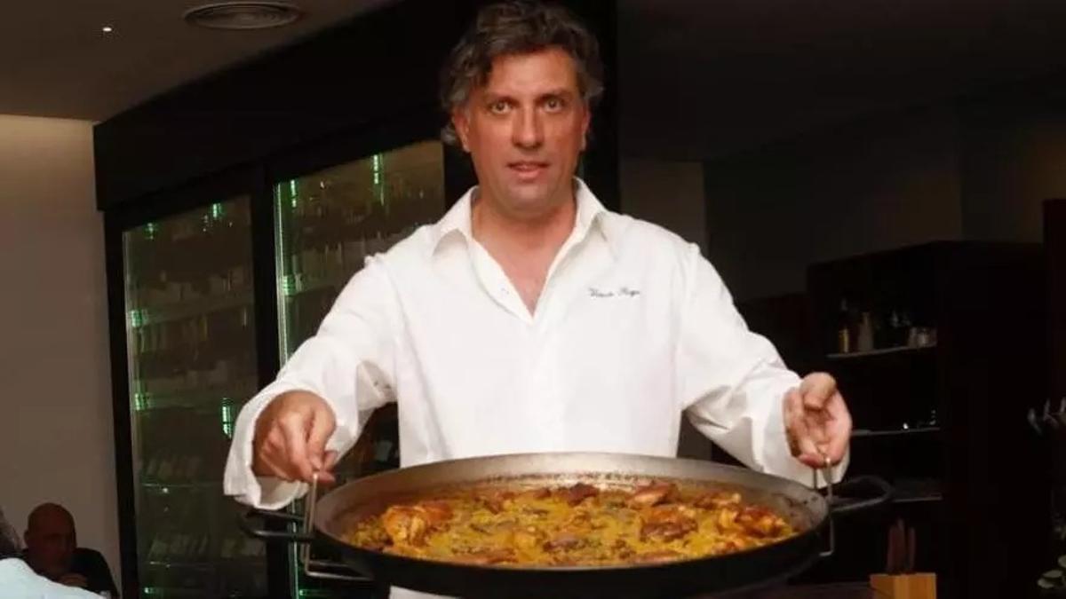 Vicente Rioja con su paella, para muchos, la mejor del mundo.