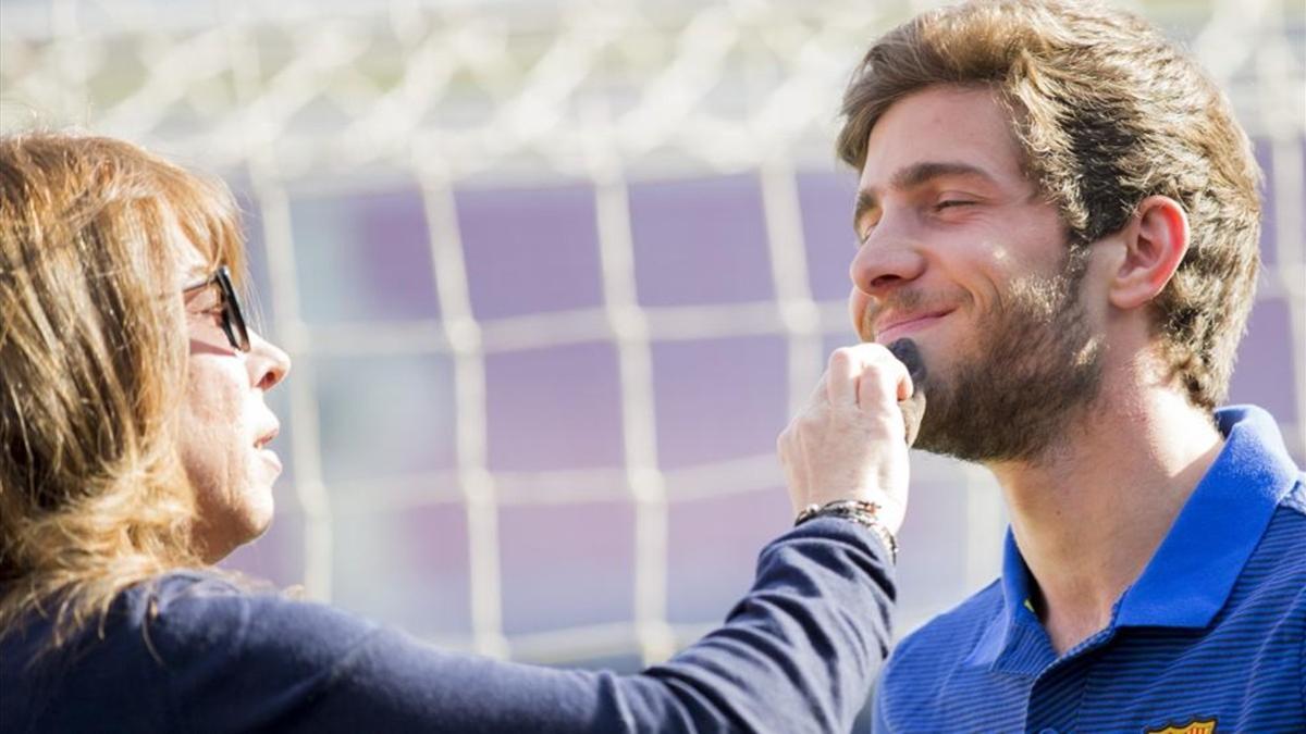 Sergi Roberto, antes de ser entrevistado en BarçaTV