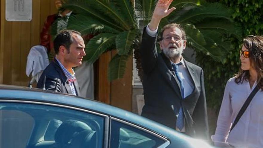 Rajoy, a la sortida del conegut restaurant de Santa Pola on va dinar.