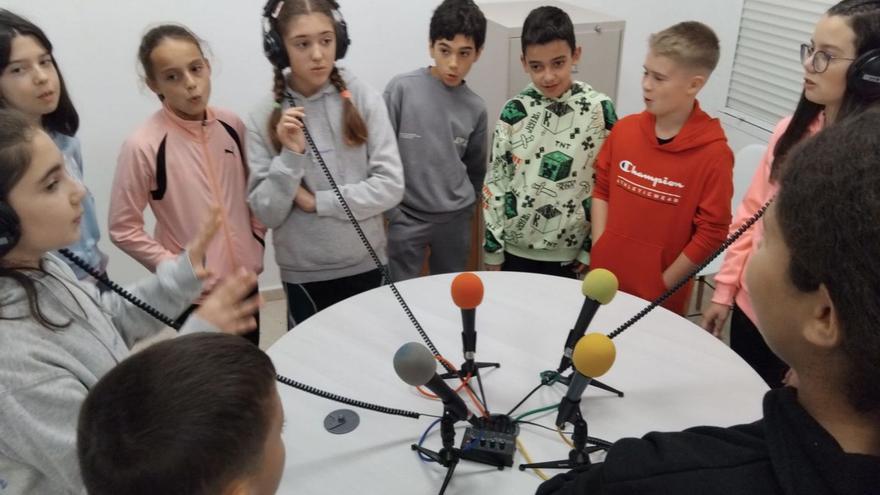 Un grupo de alumnos canta la canción del certamen.