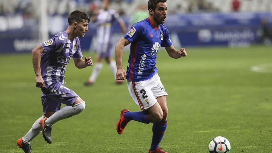 Diegui controla el balón ante un jugador del Valladolid