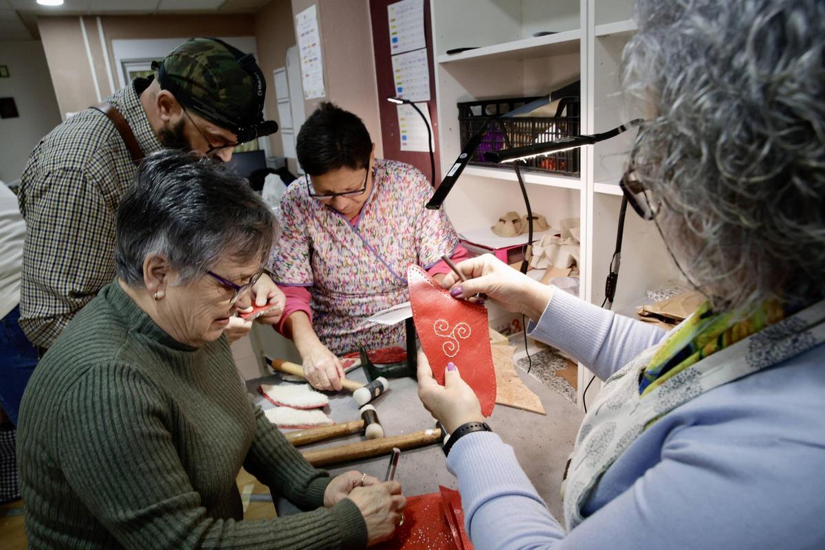 Cosido a mano y con alma en Mar de Niebla: “El cuero me salvó la vida y ahora quiero ayudar a otros”
