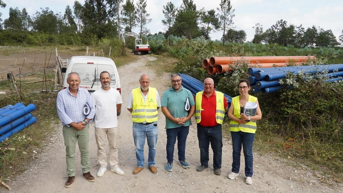 Por la izquierda, Juan Carlos Álvarez, Ángel García, Manuel Fernández, Pergentino Fernández, Benigno Fernández e Isabel Fernández, ayer, en la zona de obra