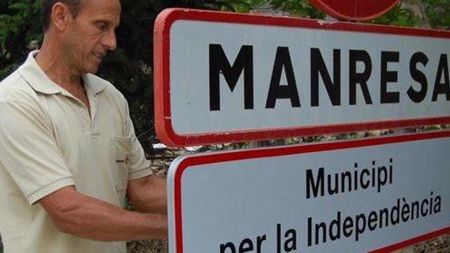 Imatge de la instal·lació d&#039;un dels senyals de Municipi per la Independència a l&#039;entrada pel Pont Vell