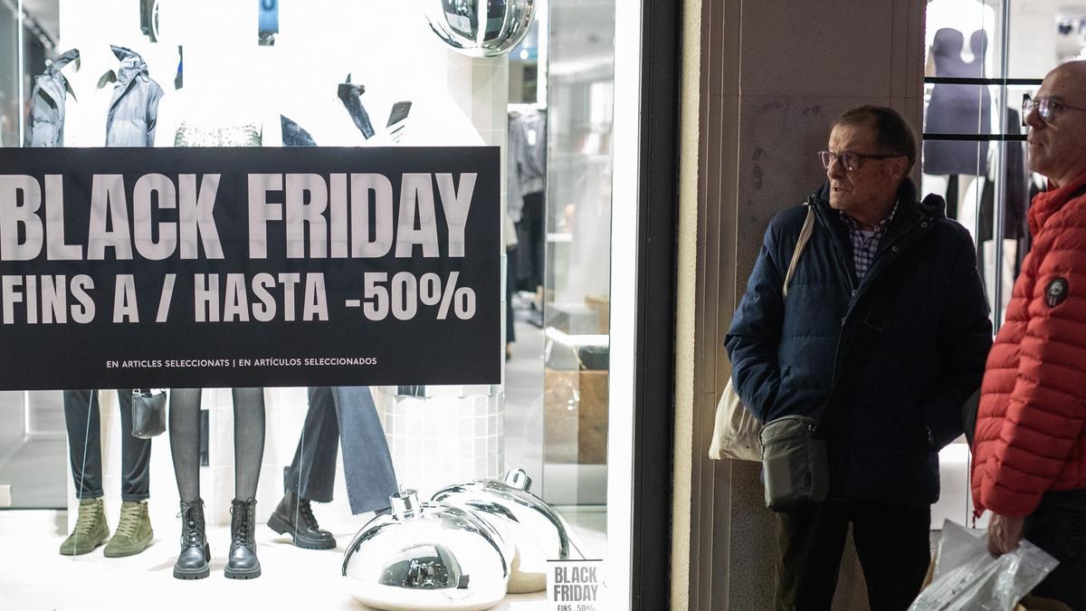 Ambiente de Black Friday en el Portal de l'Àngel de Barcelona, en noviembre pasado.