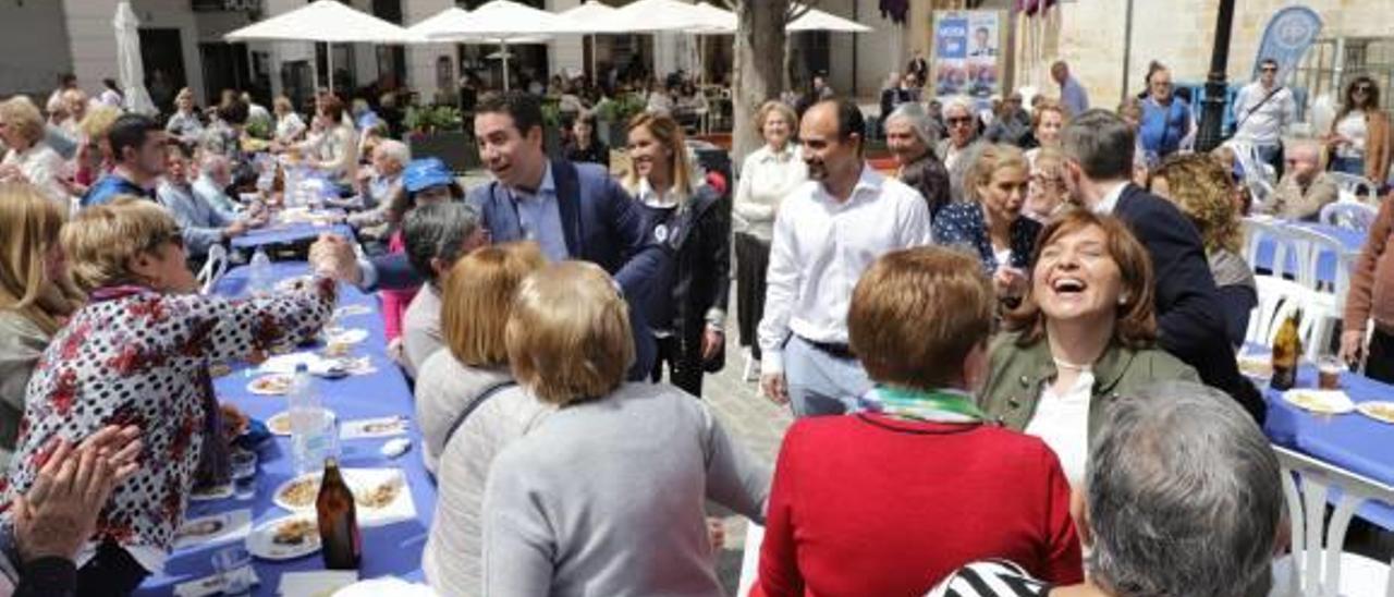 García Egea e Isabel Bonig saludan a algunas militantes, ayer en la plaza Major de Gandia.