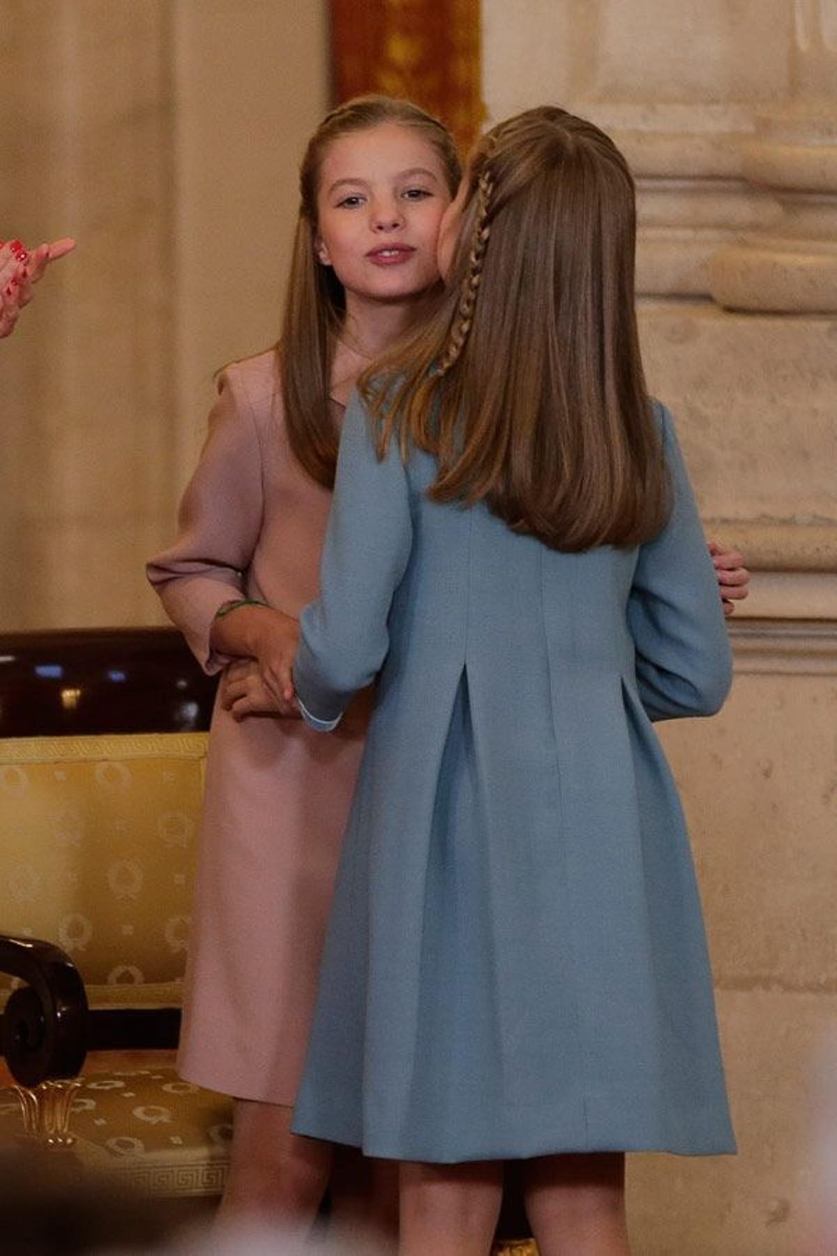 El beso entre la princesa Leonor y la infanta Sofía en la ceremonia de entrega del Toisón de Oro