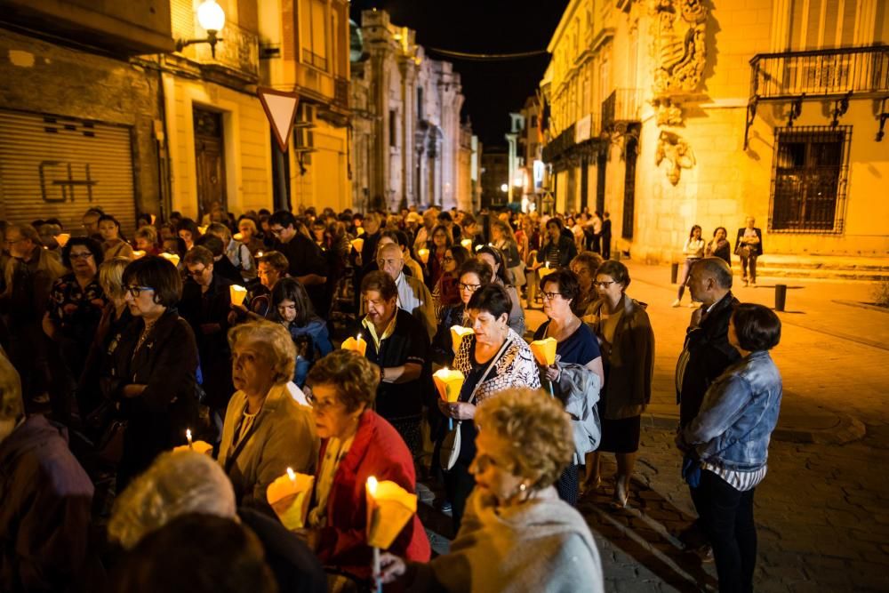 Decenas de personas reciben las reliquias de Santa Bernadette con esperanza de buscar curación o alivio a sus males en la Santa Iglesia Catedral de Orihuela