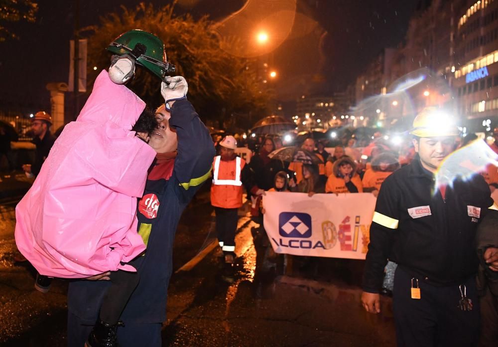 La protesta de trabajadores, que partió de la fábrica de A Grela, llegó a la delegación del Gobierno con el apoyo de amigos, familiares y representantes políticos.