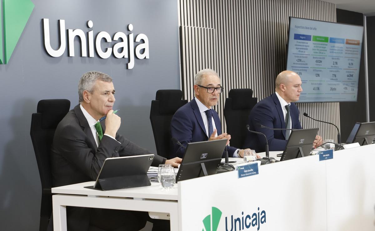El director general de Finanzas de Unicaja, Pablo González; el CEO, Isidro Rubiales, y el director de Relación con Inversores, Jaime Hernández.