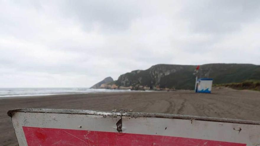 Zona de la playa de Bayas en la que está prohibida la presencia de perros; al fondo, la caseta de los socorristas.