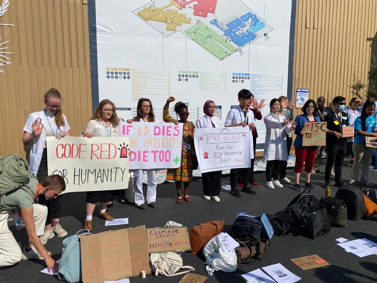 Manifestación de científicos, médicos y sanitarios durante la cumbre del clima de Sharm el-Sheikh.