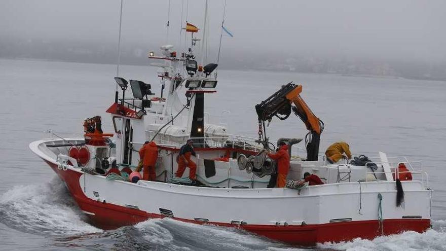 Un cerquero sale a faenar en Vigo. // Ricardo Grobas