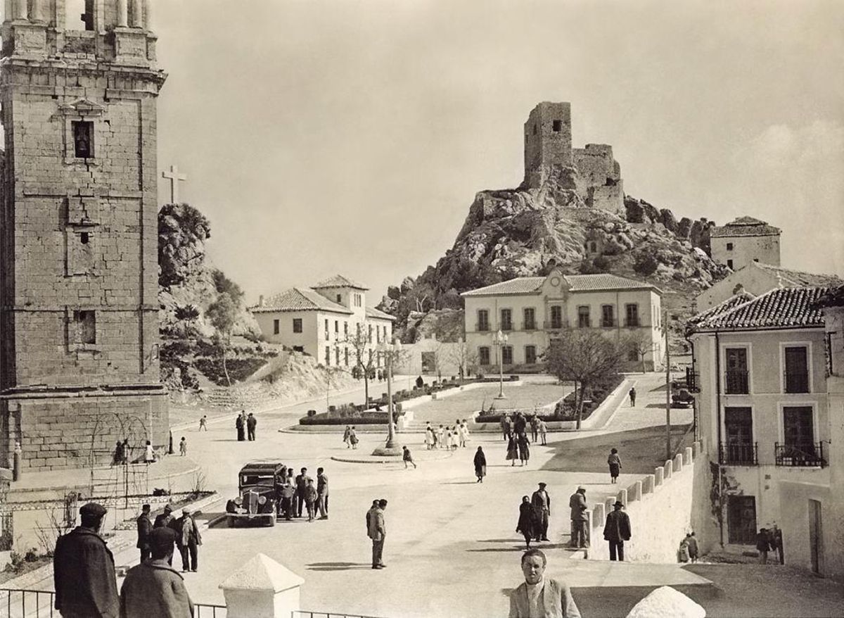 La plaza de Luque y el castillo de fondo en una imagen histórica.