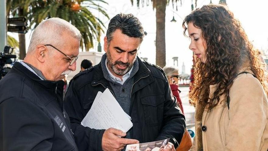 Francisco Guzmán explicando el programa de IU.