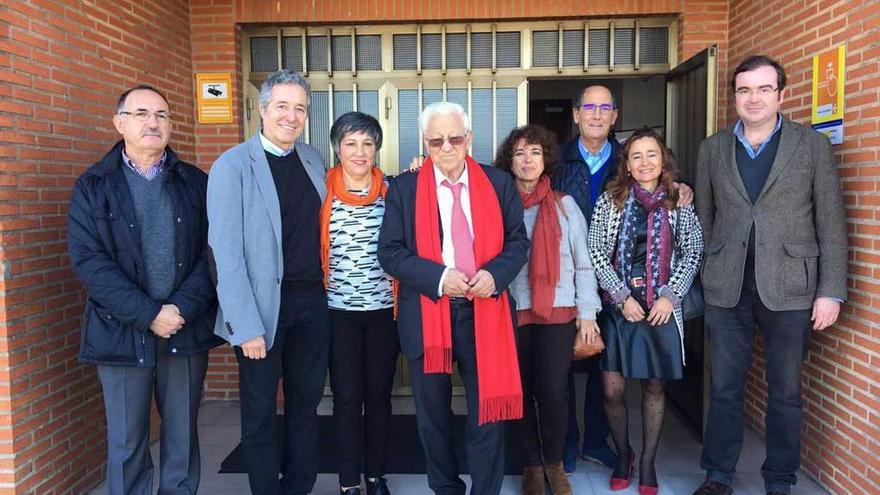 El Padre Ángel, en el centro, durante su visita ayer a Apta.