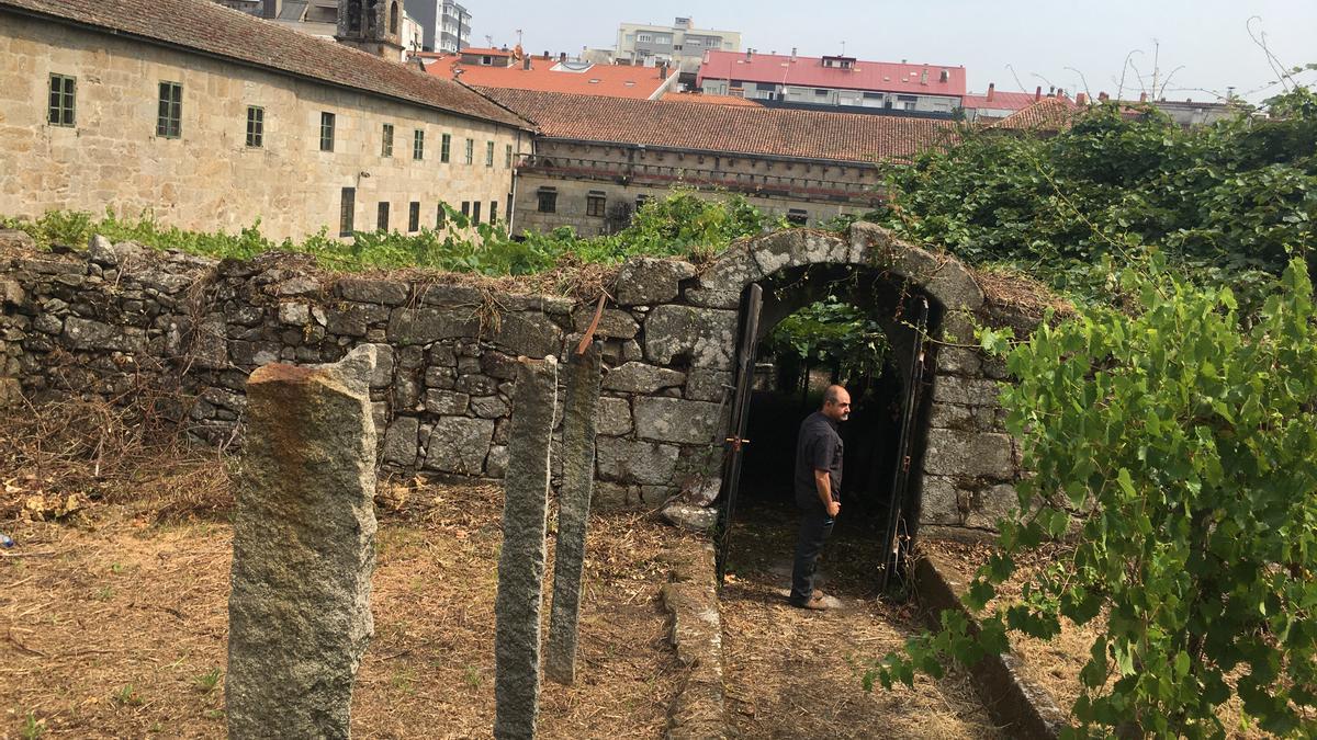 Un muro y una puerta en el recinto interior que da hacia la plaza de Barcelos pudo ser el primer punto de acceso al convento desde la ciudad según los estudios preliminares