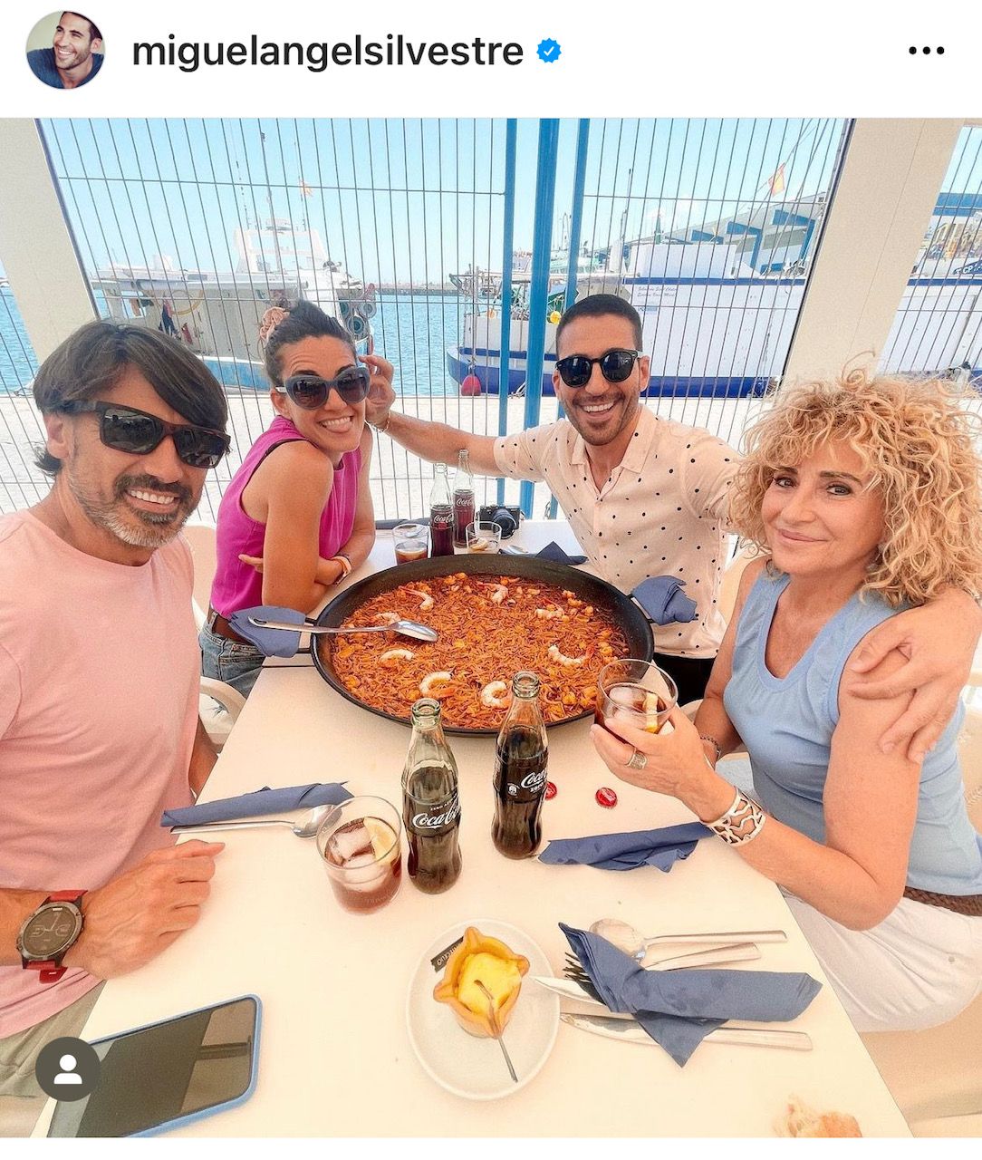 El actor, junto a su madre y su hermana, degusta una fideuà en el Grau.