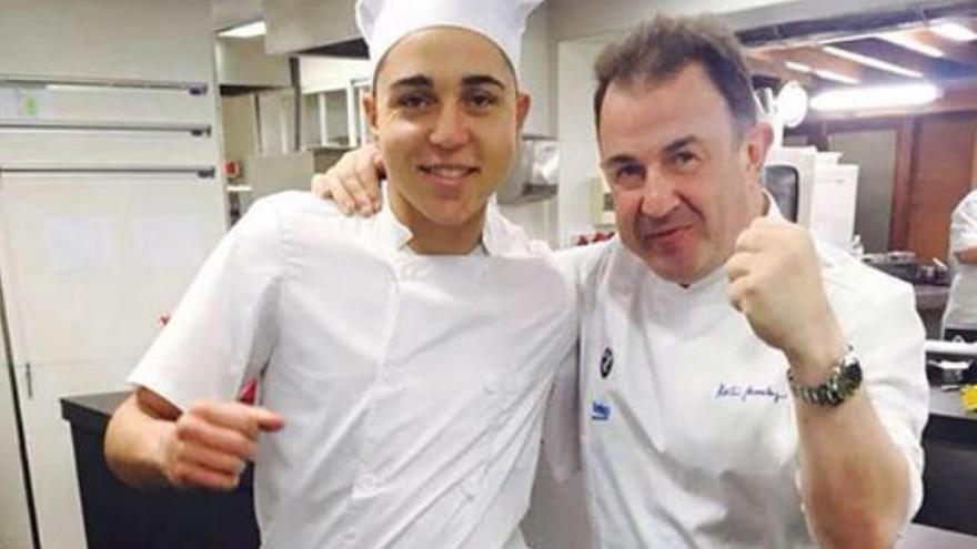 Oswaldo Rodríguez (izq.) junto a Martín Berasategui en la cocina del restaurante del chef en Lasarte.