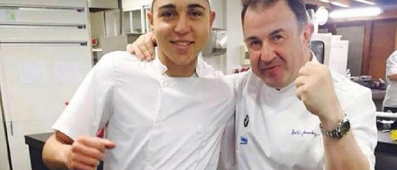 Oswaldo Rodríguez (izq.) junto a Martín Berasategui en la cocina del restaurante del chef en Lasarte.