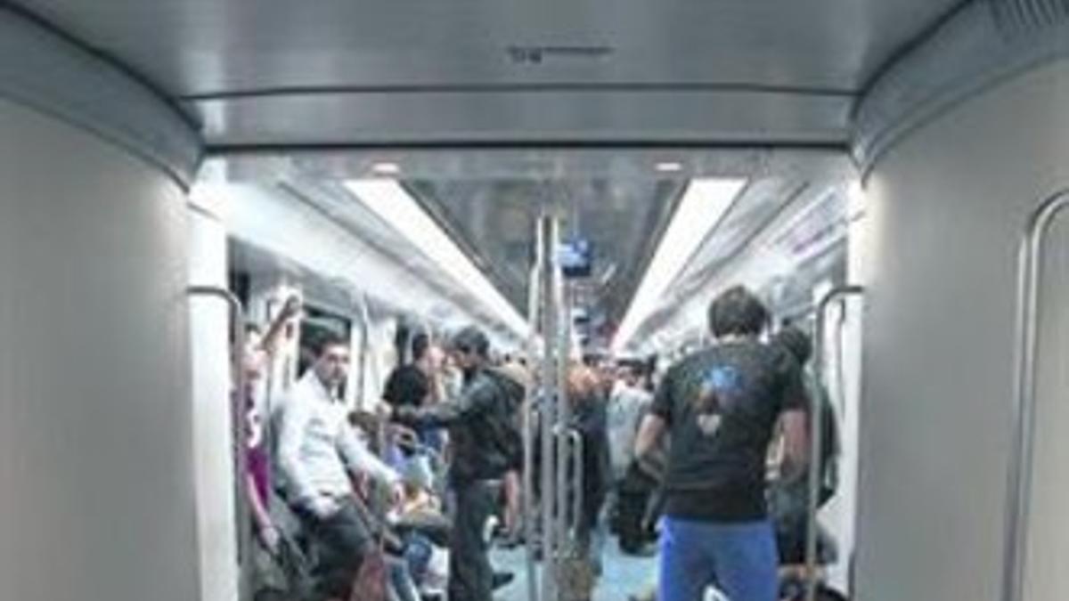 Jóvenes usuarios  del metro nocturno en un vagón de la línea 4, el domingo.