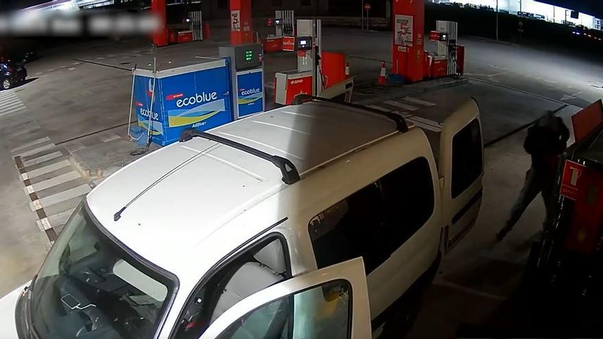 Vídeo: Sorprendentes imágenes de un robo en una gasolinera