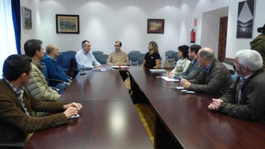 En la cabecera de la mesa, por la izquierda, Manuel Calvo, el alcalde de Cangas, José Víctor Rodríguez, y Pablo García, durante la reunión con vecinos y organizadores de la carrera.