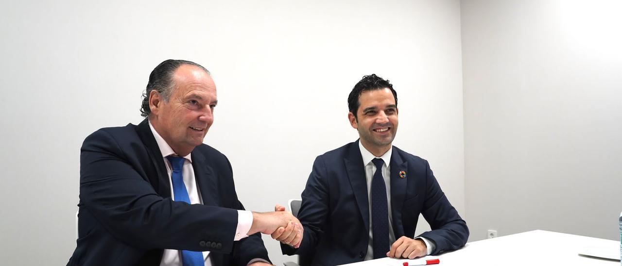 Firma del convenio entre el alcalde Paterna y el presidente de Cámara de Valencia.