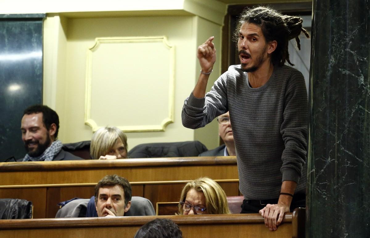 Podemos  We Can  party deputy Alberto Rodriguez gestures while taking an oath during the first parliamentary session following a general election in Madrid  Spain  January 13  2016  Picture taken January 13  2016  REUTERS Juan Medina