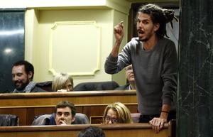 Podemos  We Can  party deputy Alberto Rodriguez gestures while taking an oath during the first parliamentary session following a general election in Madrid  Spain  January 13  2016  Picture taken January 13  2016  REUTERS Juan Medina