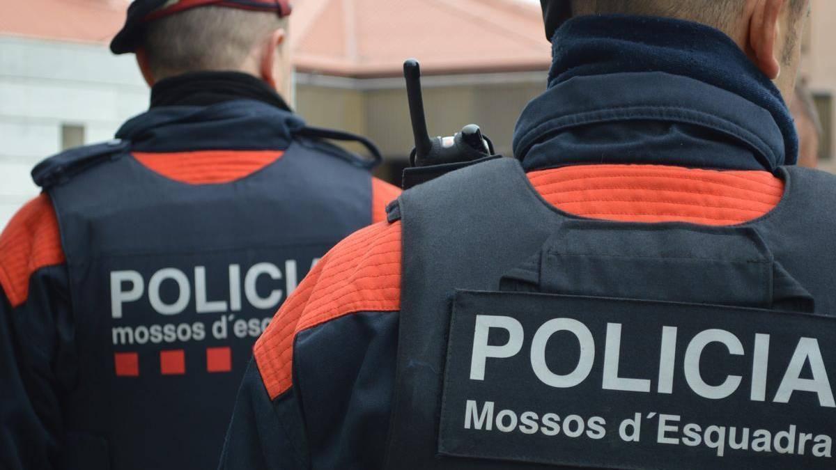 Dos agentes de los Mossos d'Esquadra.