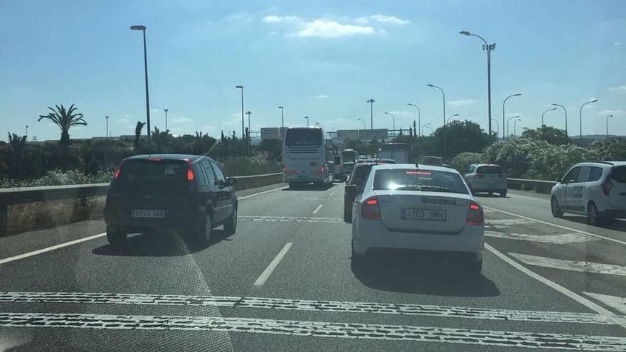 Los taxistas exigen que se controle el tráfico de la zona.