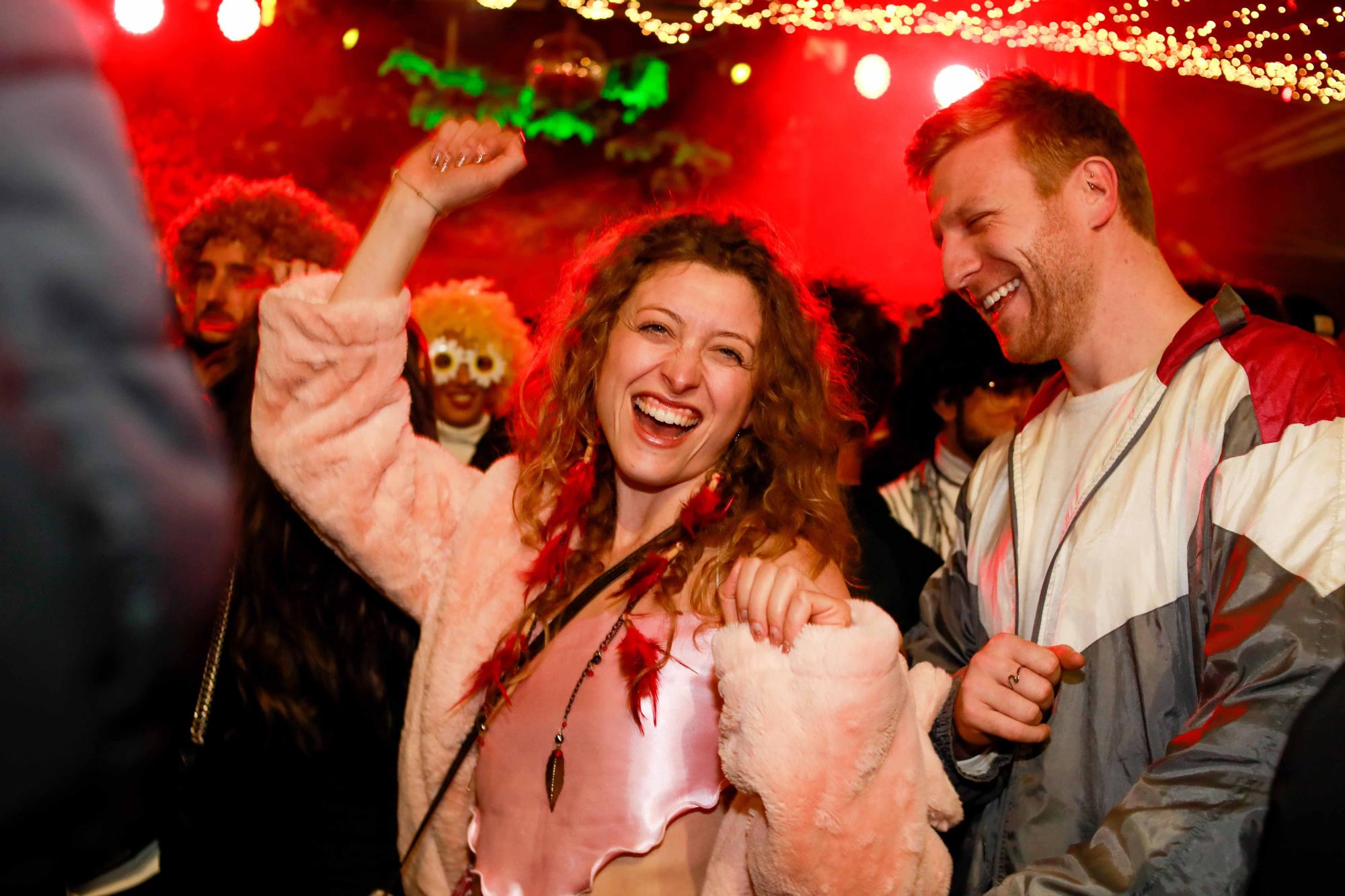 Encuéntrate en nuestra galería de fotos de la fiesta Flower Power de Sant Antoni