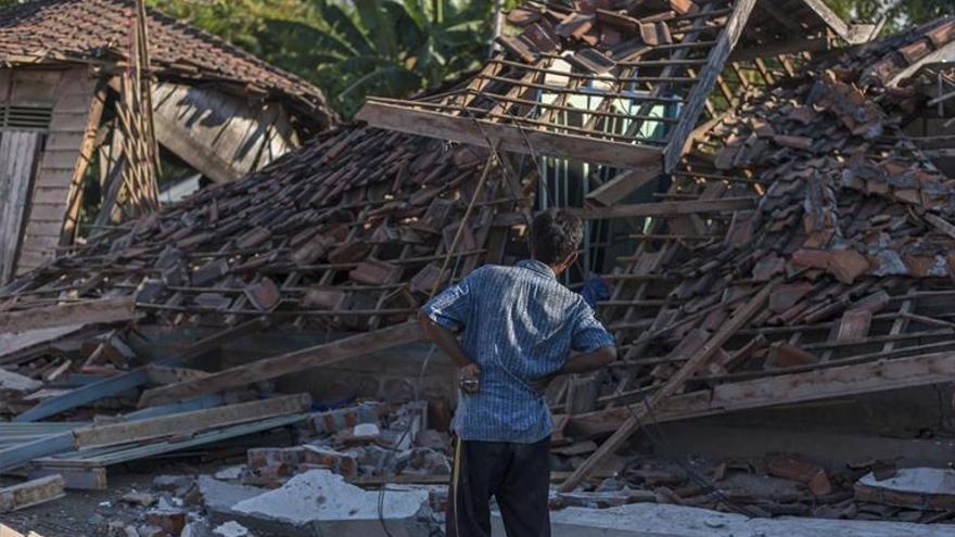 El terremoto de Indonesia ya se ha cobrado un centenar de vidas