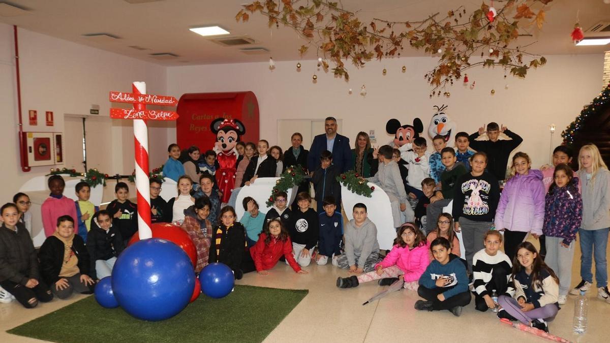 Alumnos del Colegio Tamixa han sido los primeros en disfrutar del Museo de Navidad de Mijas.