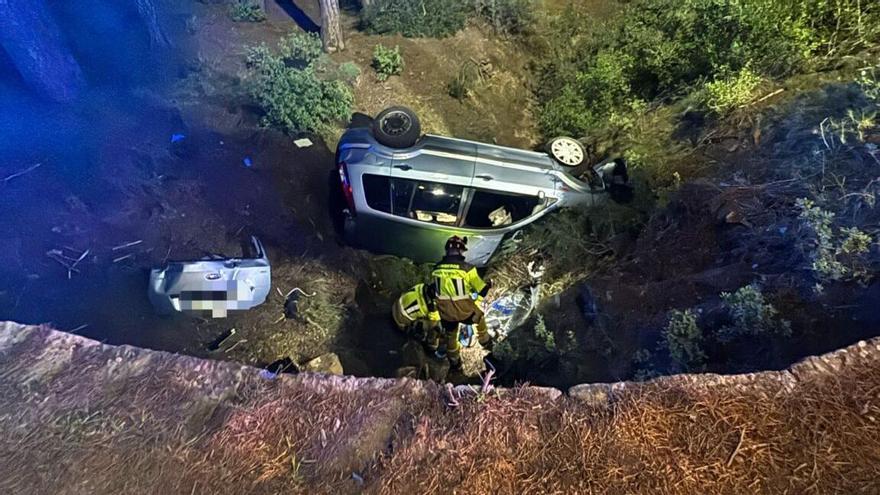 Un momento del rescate del vehículo despeñado en Totana.