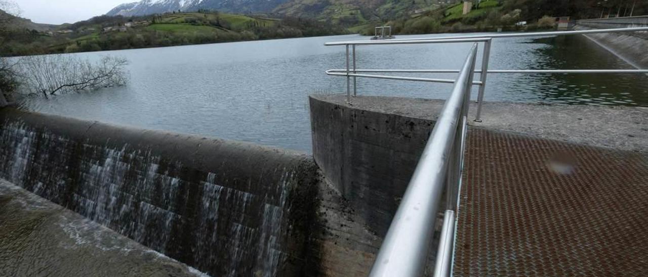 El embalse de los Alfilorios, en Morcín, donde se podrá pescar.