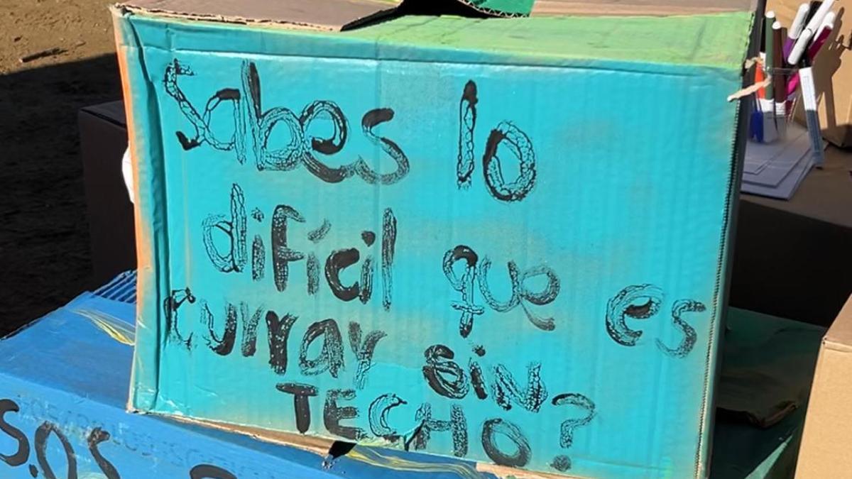 Una de las cajas en las que los manifestantes han escrito mensajes contra el sinhogarismo